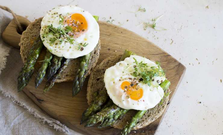 uova e asparagi