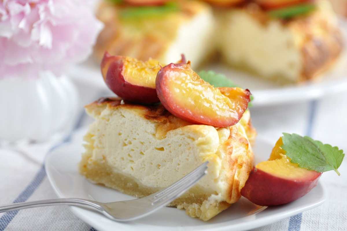 fetta di cheesecake alle pesche