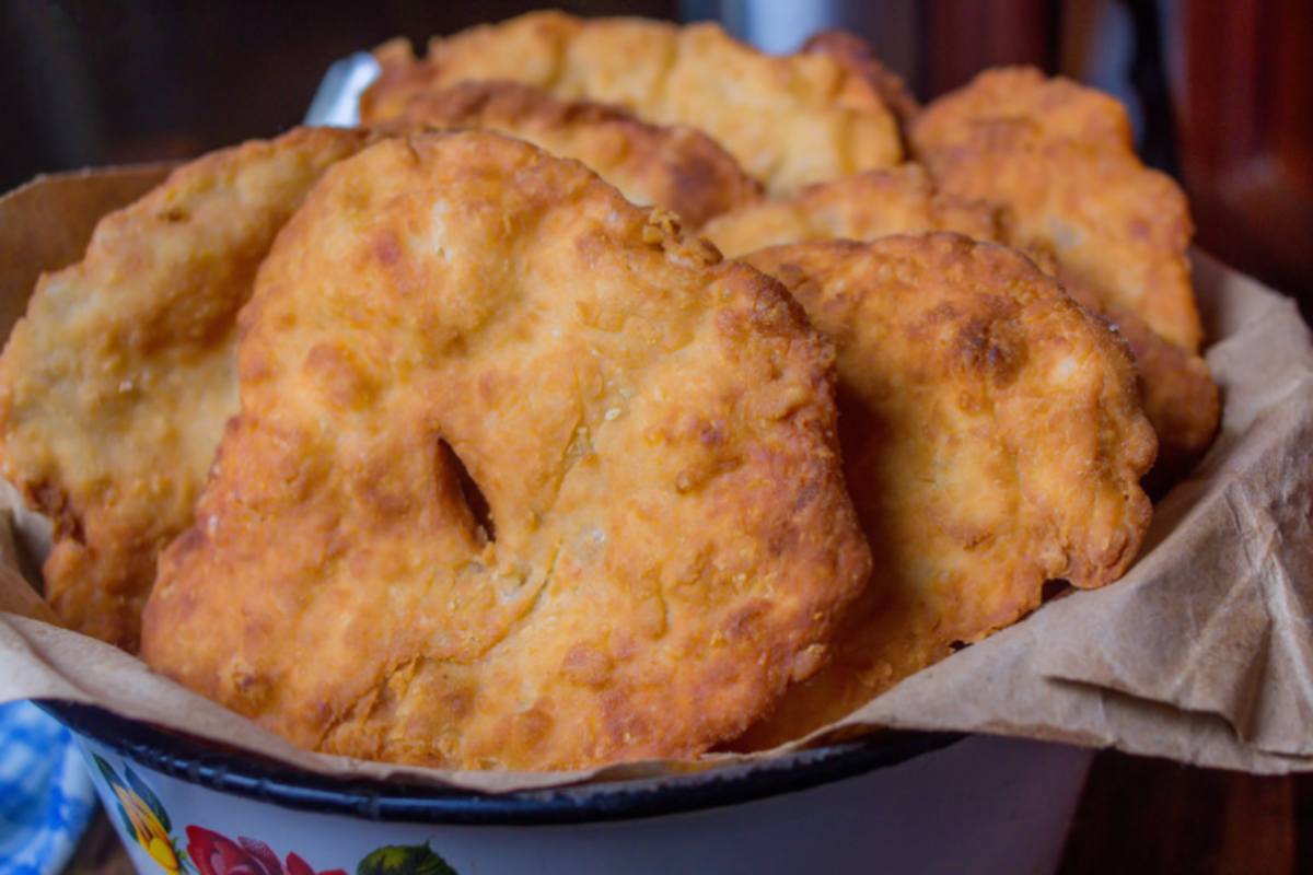 Quando mi avanza il pane non lo congelo mica: ci faccio queste frittelle pazzesche che si mangiano in un boccone