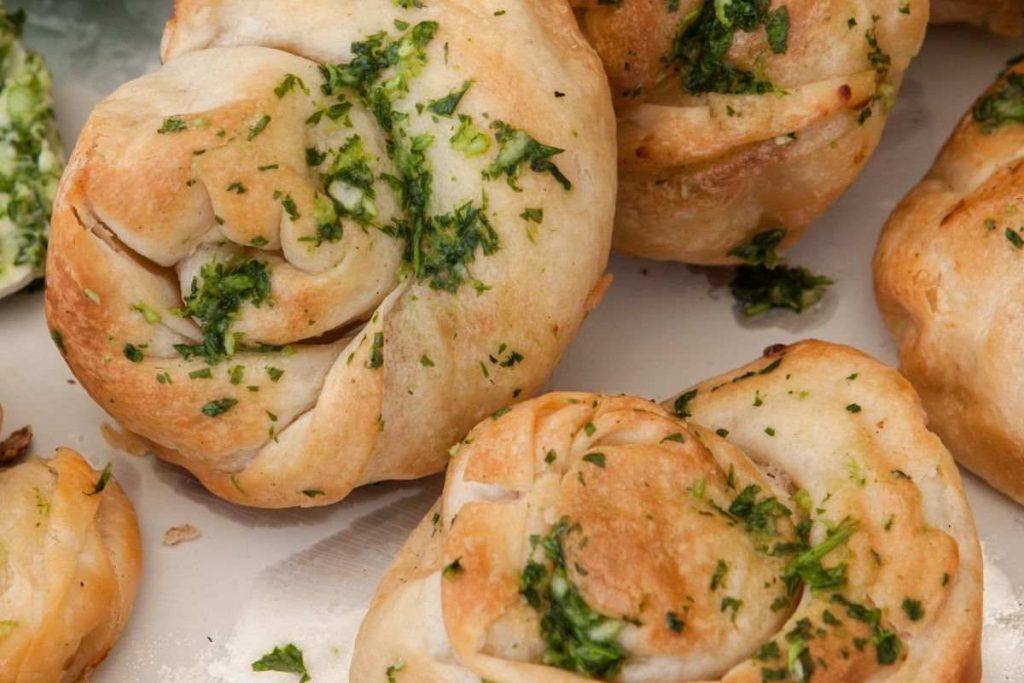 girelle salate su piatto bianco