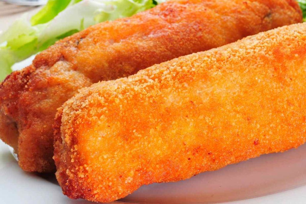 involtini fritti su piatto con insalata