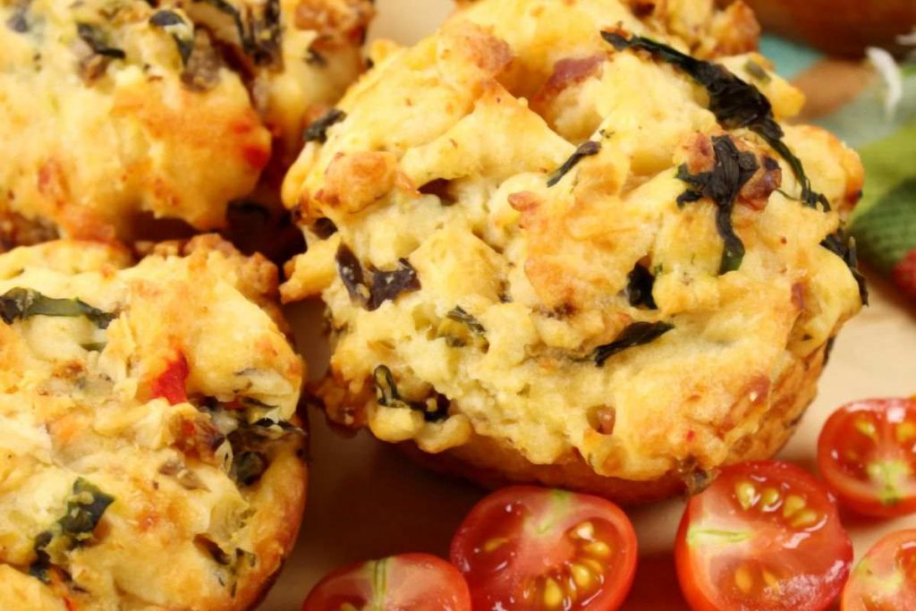 muffin salati su tagliere