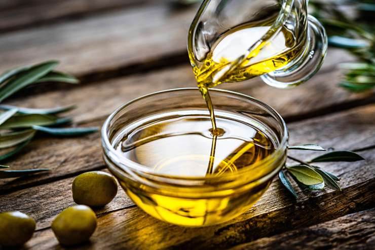 ciotola con olio e olive