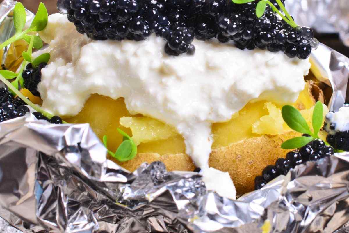 piatto con patate al cartoccio condite