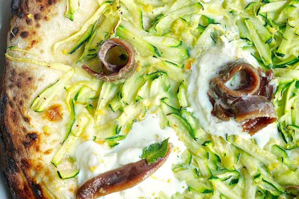 pizza farcita con zucchine, alici e burrata