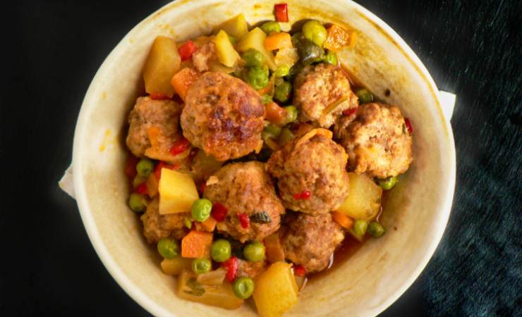 polpette in umido con patate e piselli