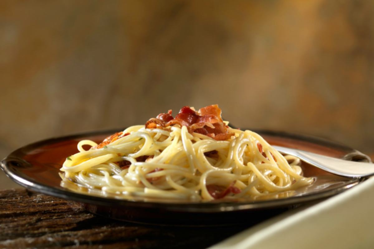piatto di pasta con pancetta