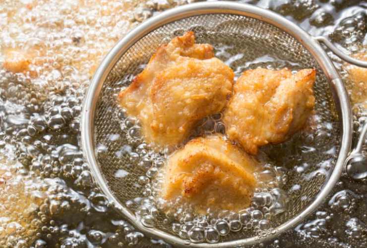 frittelle immerse nell'olio in frittura