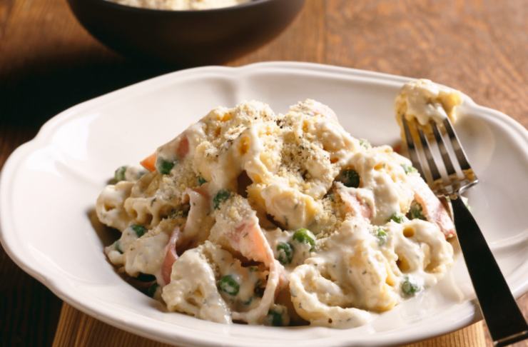 gnocchi in un piatto con crema e verdure