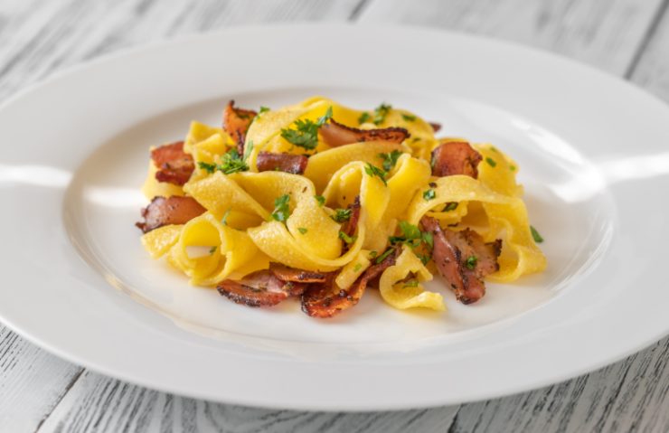 pasta in un piatto condita con burro e pancetta