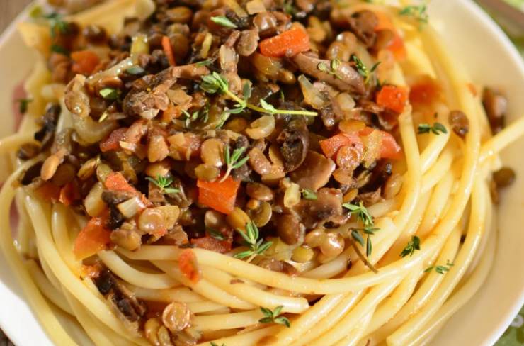 pasta condita con lenticchie e pomodori