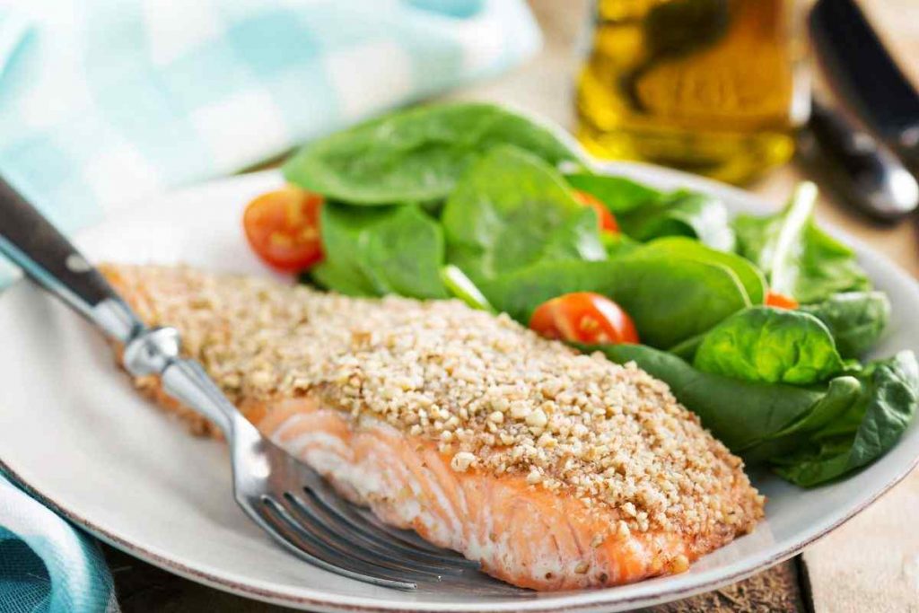 salmone impanato con insalata