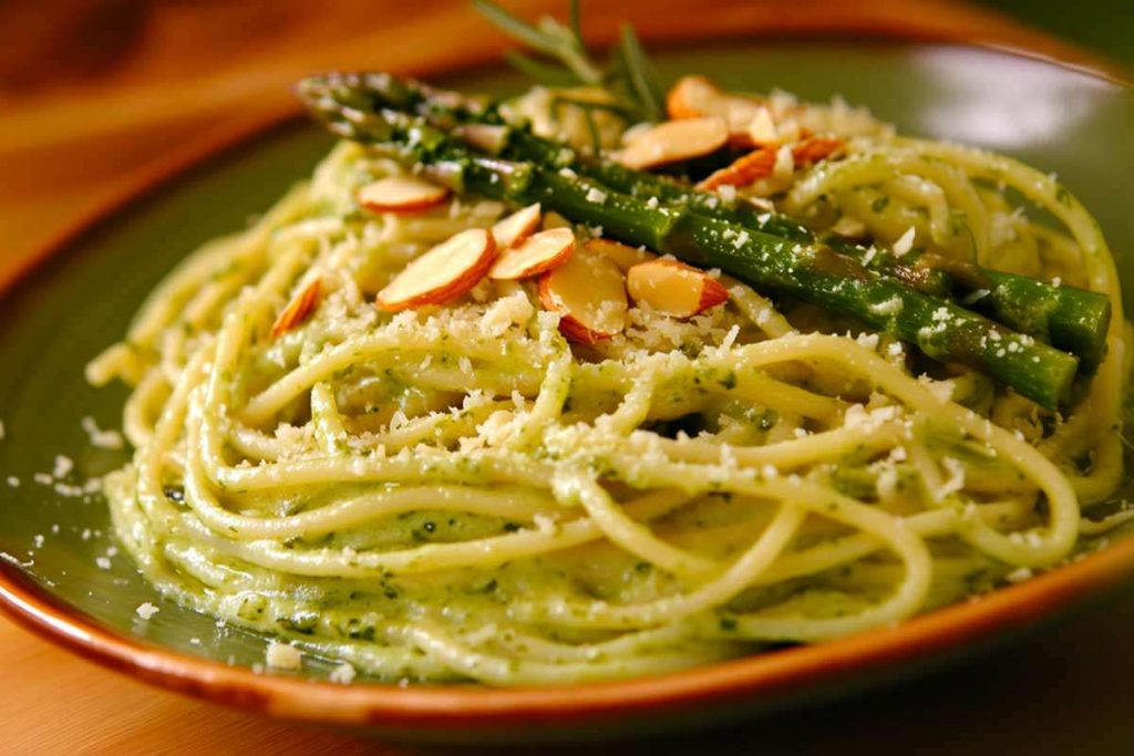 piatto di spaghetti con asparagi e mandorle