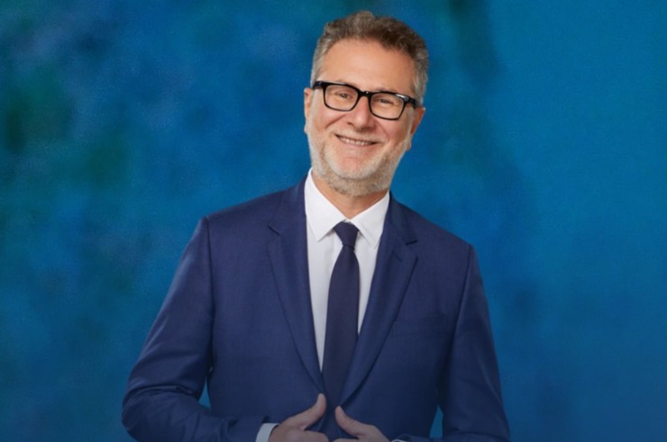 il presentatore televisivo fabio fazio mentre sorride