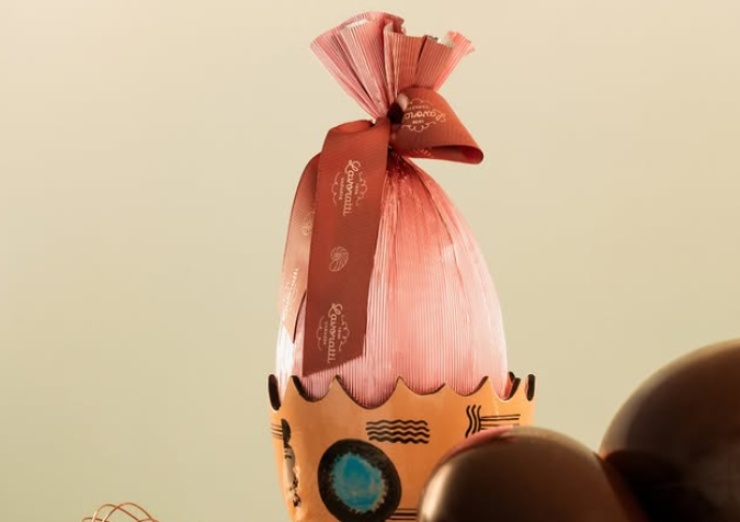 uovo di pasqua incartato nella carta rosa