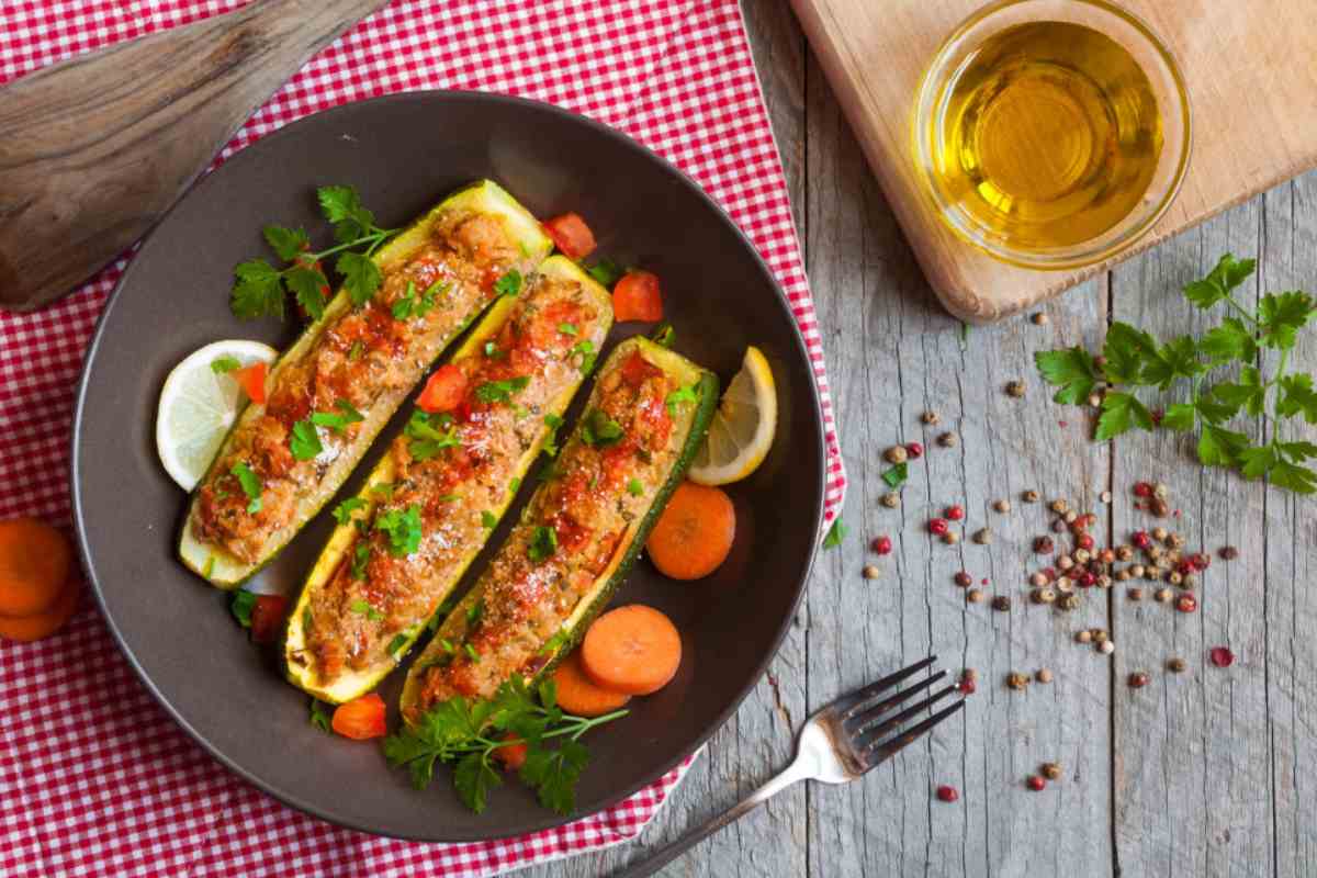 zucchine ripiene di carne in un piatto