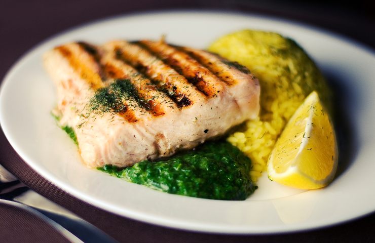 Piatto di pesce con limone