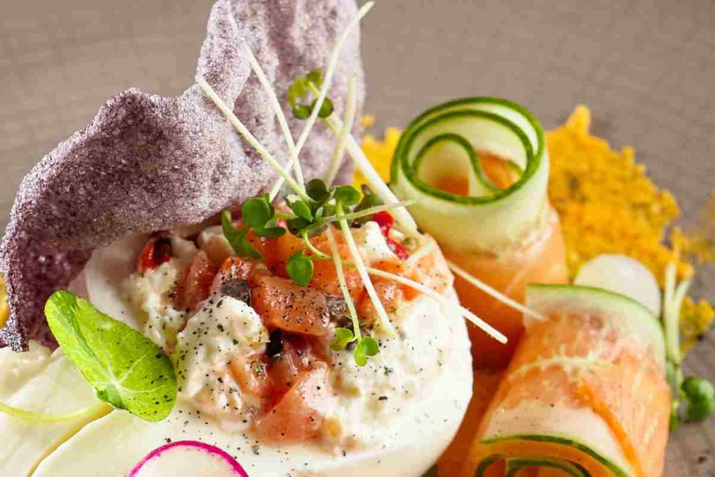 burrata, involtini di salmone e zucchine, fettine di radicchio e salsa olandese