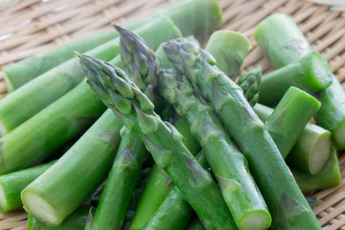 Il segreto per asparagi che restano di colore verde brillante è solo uno, mai più contorni grigi e spenti con un trucchetto facilissimo