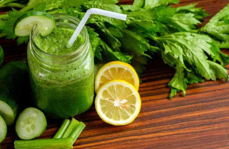 Sedano limone e cetrioli sul tavolo e bevanda pronta per essere consumata