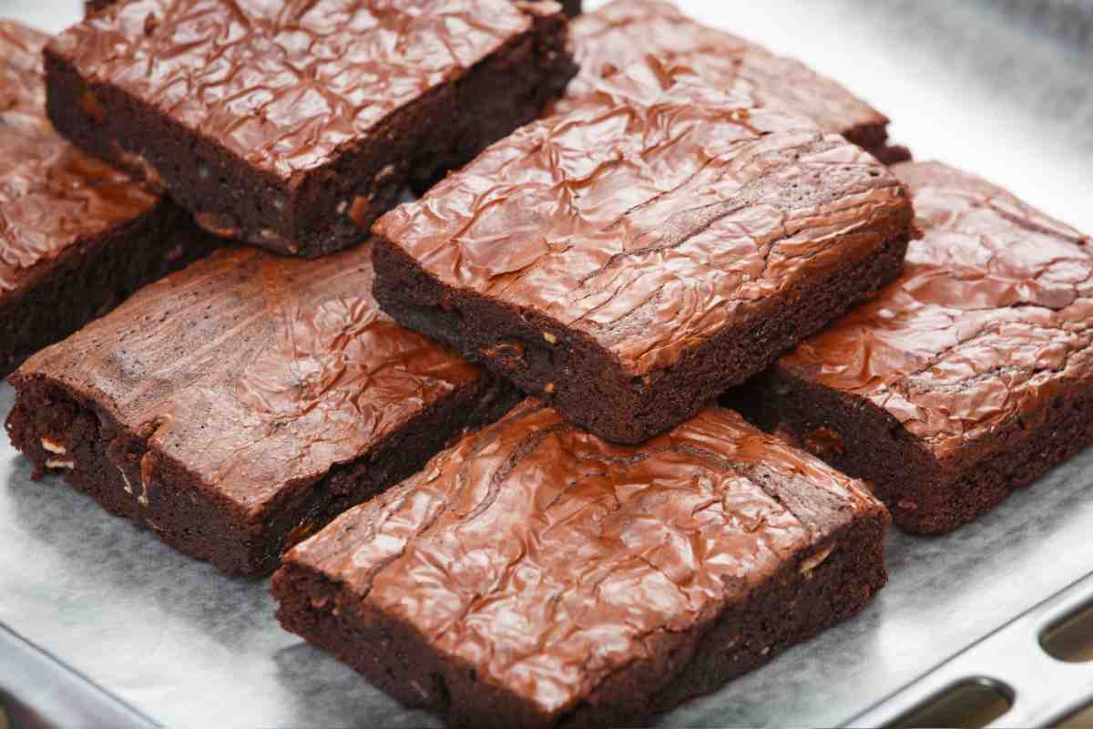 brownies al cioccolato tagliati a quadrotti in un vassoio