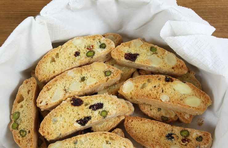 Cantucci adagiati all'interno di un contenitore