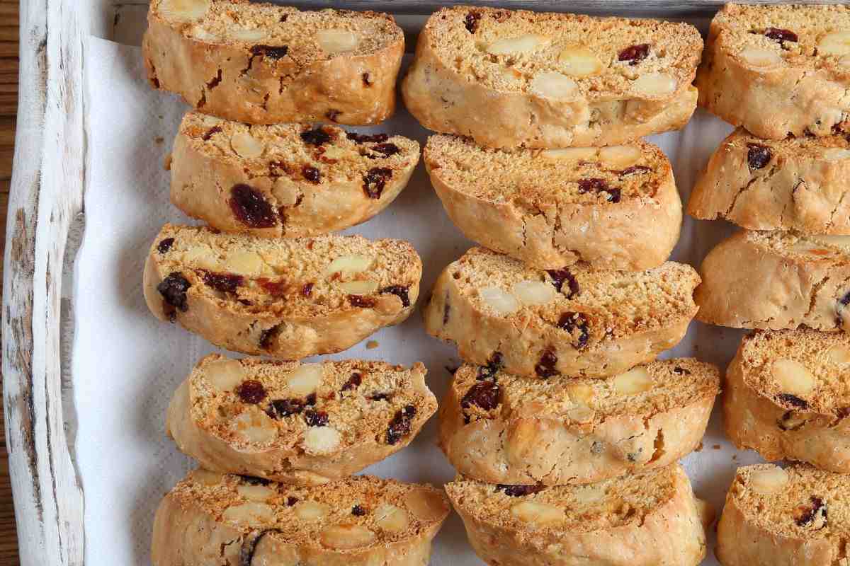 Cantucci salati collocati all'interno di una pirofila
