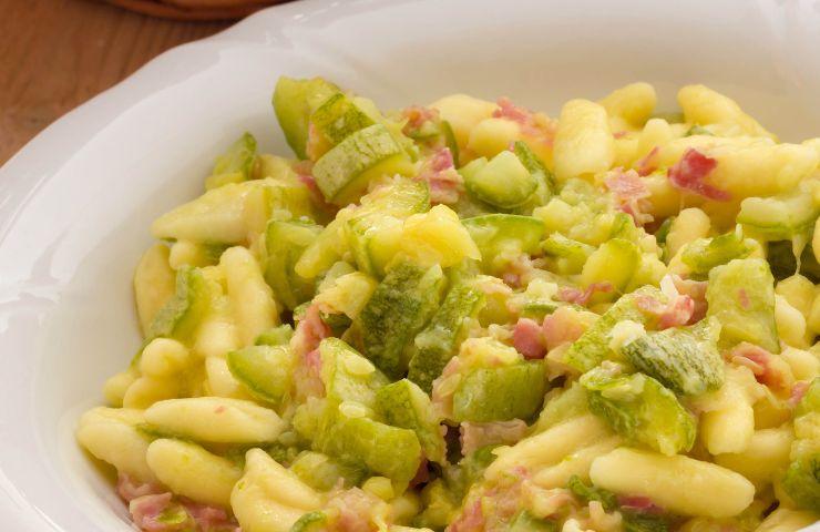 Cavatelli appena pronti conditi pancetta formaggio e zucchine