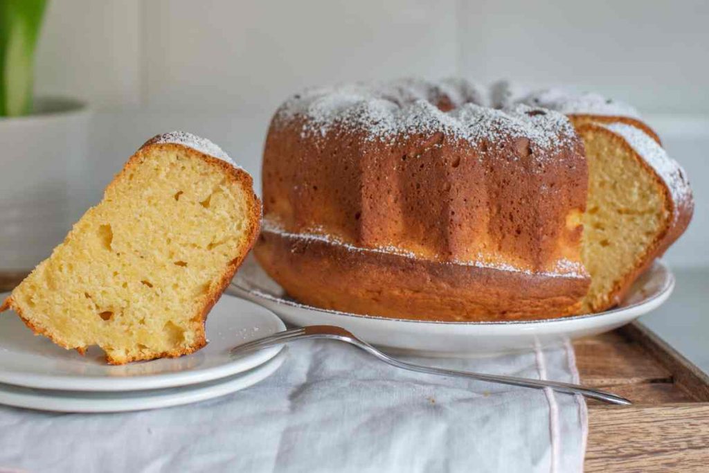 Ciambellone allo yogurt con miele d'arancio