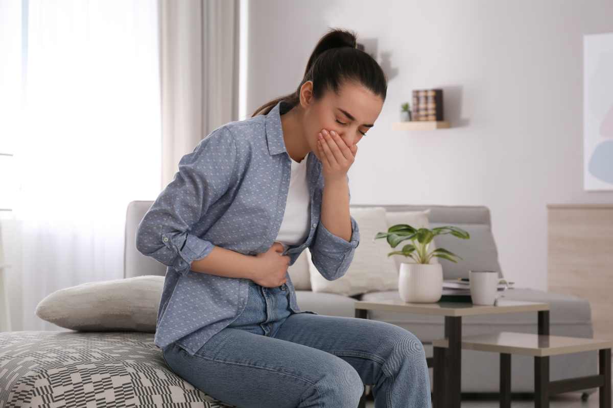 Donna con la nausea da intossicazione alimentare