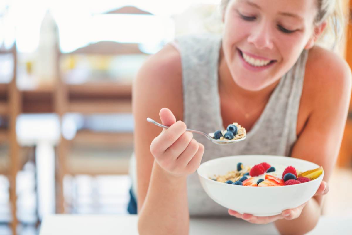 Donna che fa colazione