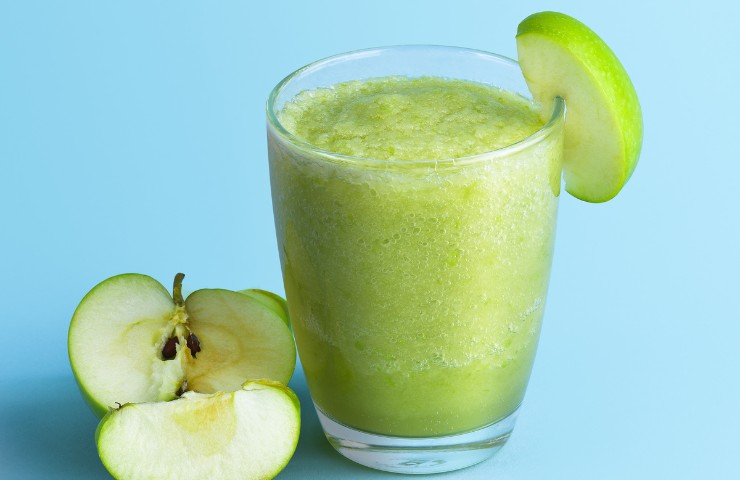 Mela e succo frullato