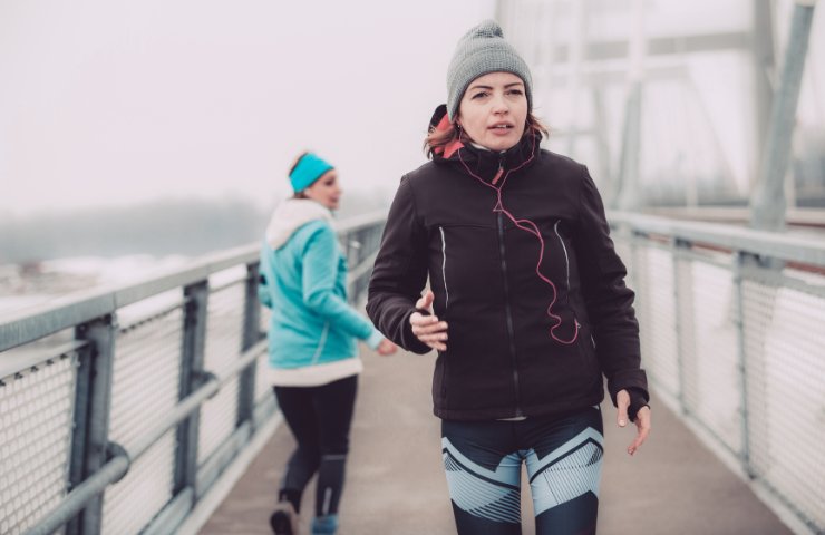 Donne che camminano per ridurre gonfiore