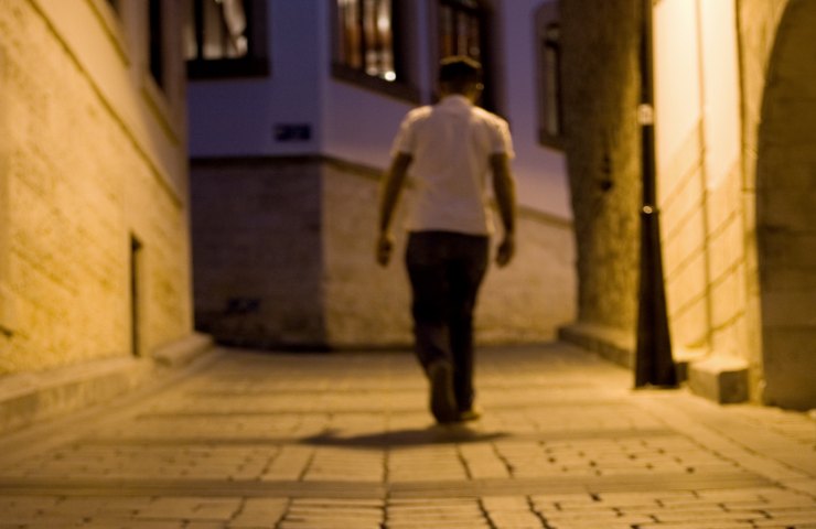 Uomo che cammina di sera
