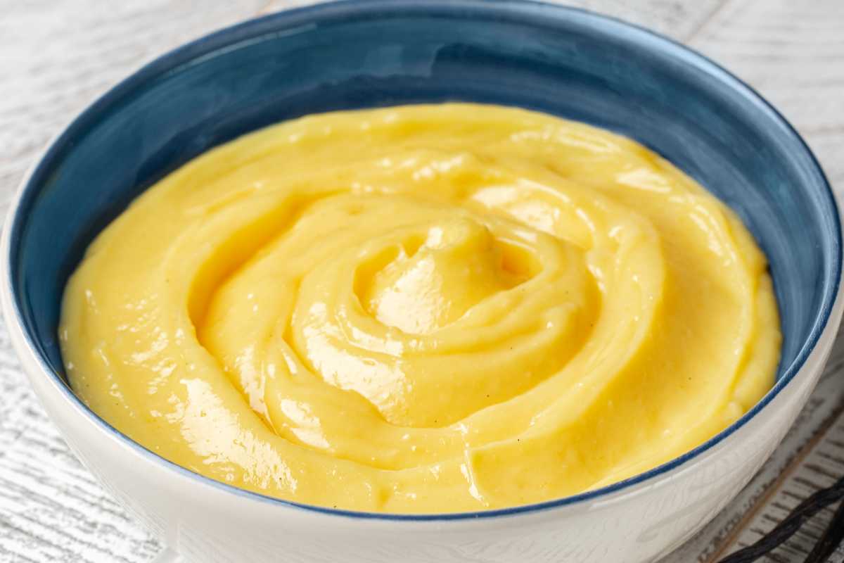 ciotola con crema alla vaniglia senza uova