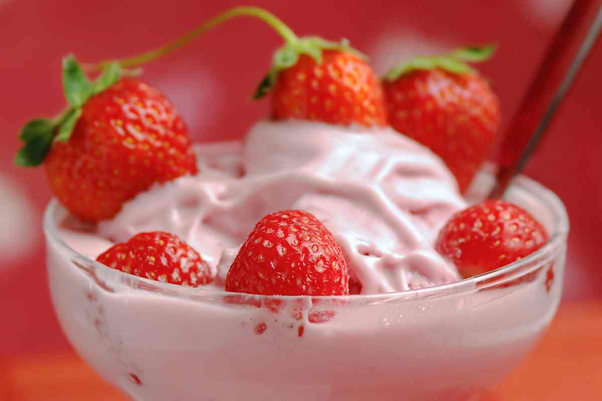 coppa con crema alle fragole e frutti interi