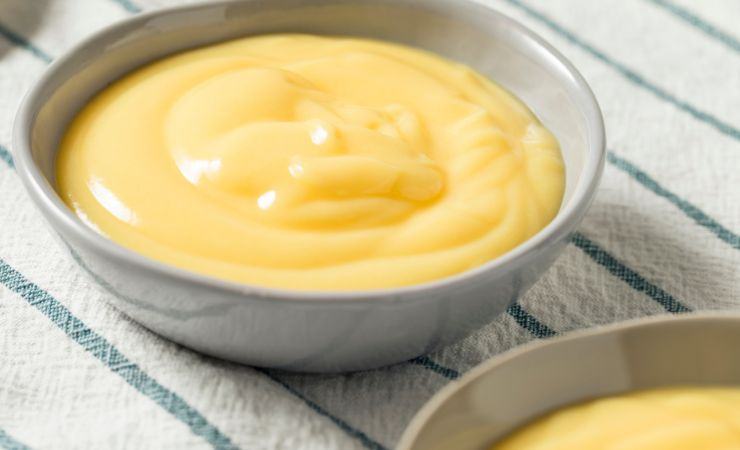 Crema in una ciotola e adagiata sul tavolo