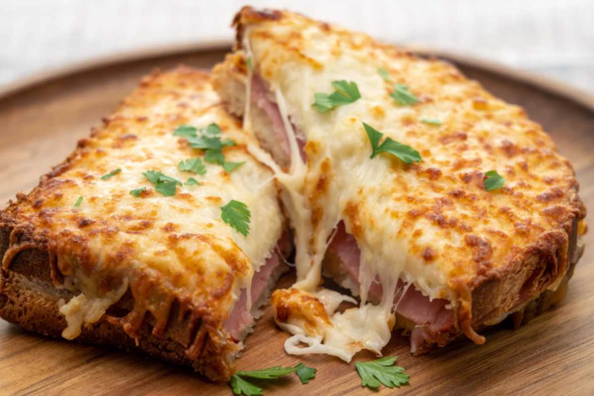 croque monsieur su di un tagliere di legno