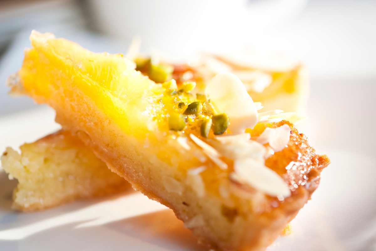 due fette di crostata alla crema di limone in un piatto