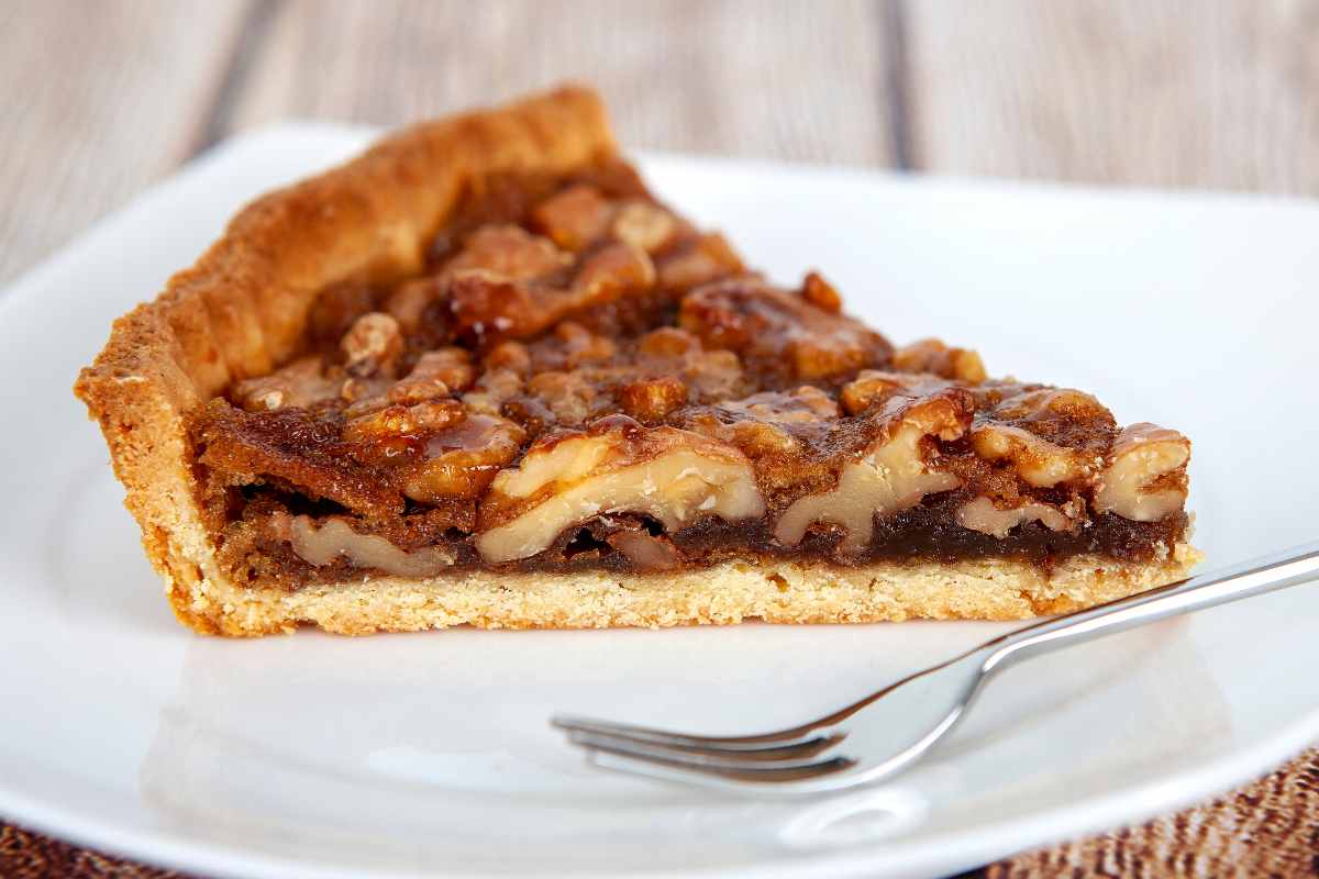 fetta di crostata alla turca in un piatto con una forchettina vicino