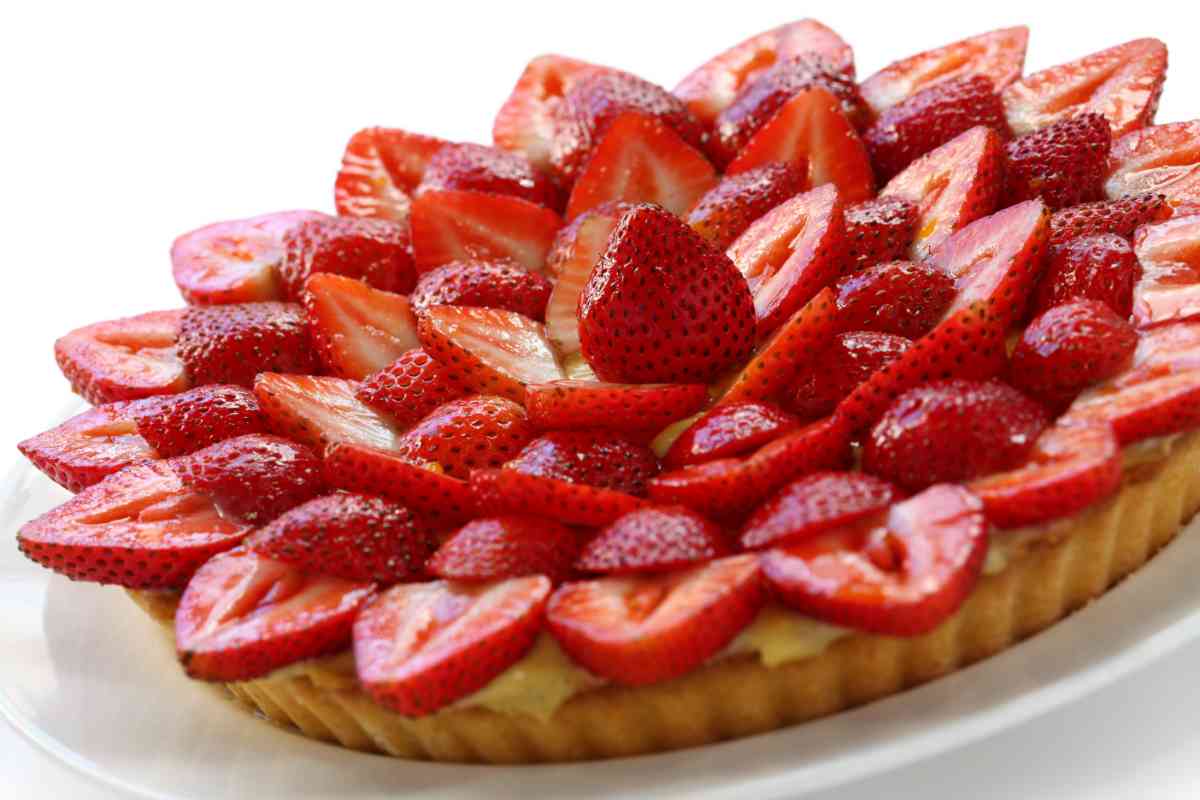 Lascia perdere la crema pasticcera che è lunghissima da fare, ti svelo come farcire la torta con le fragole in modo alternativo e ti delizierà