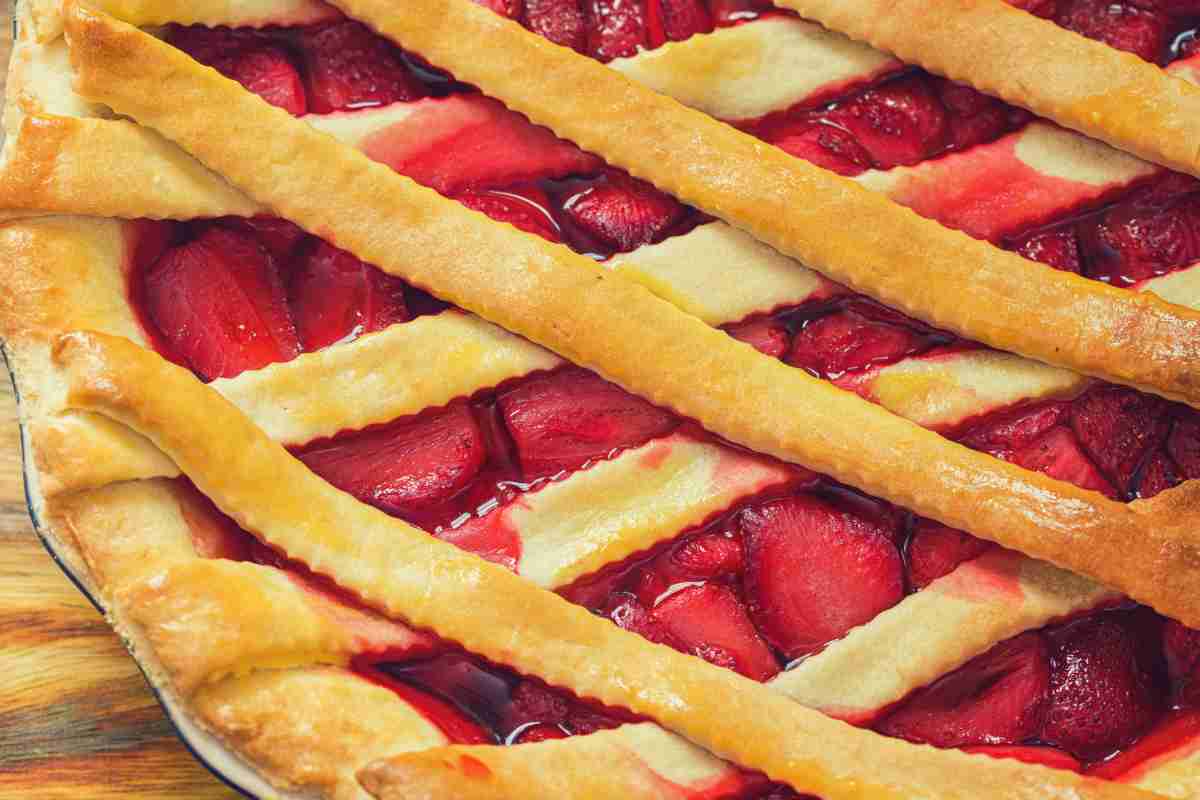 Crostata ricotta e fragole vista dall'alto
