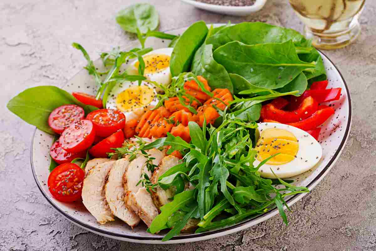 uno dei piatti da inserire nel menu della Dieta TLC con verdure, uova e pollo