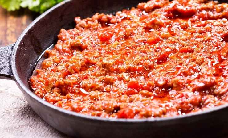 Carne maiale sugo in padella