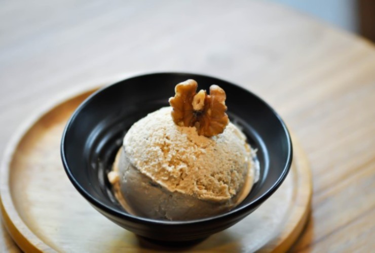 Gelato alle noci in una coppa