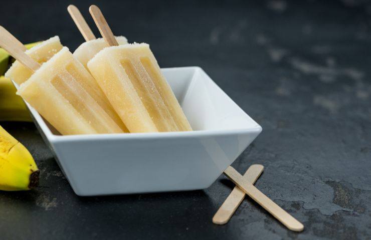 Ghiaccioli alla banana adagiati all'interno di una ciotola