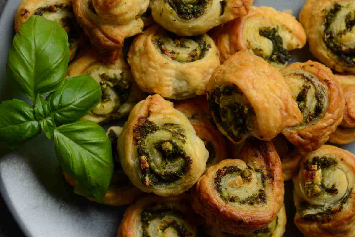 Girelle salate ricotta e spinacino con foglie di basilico