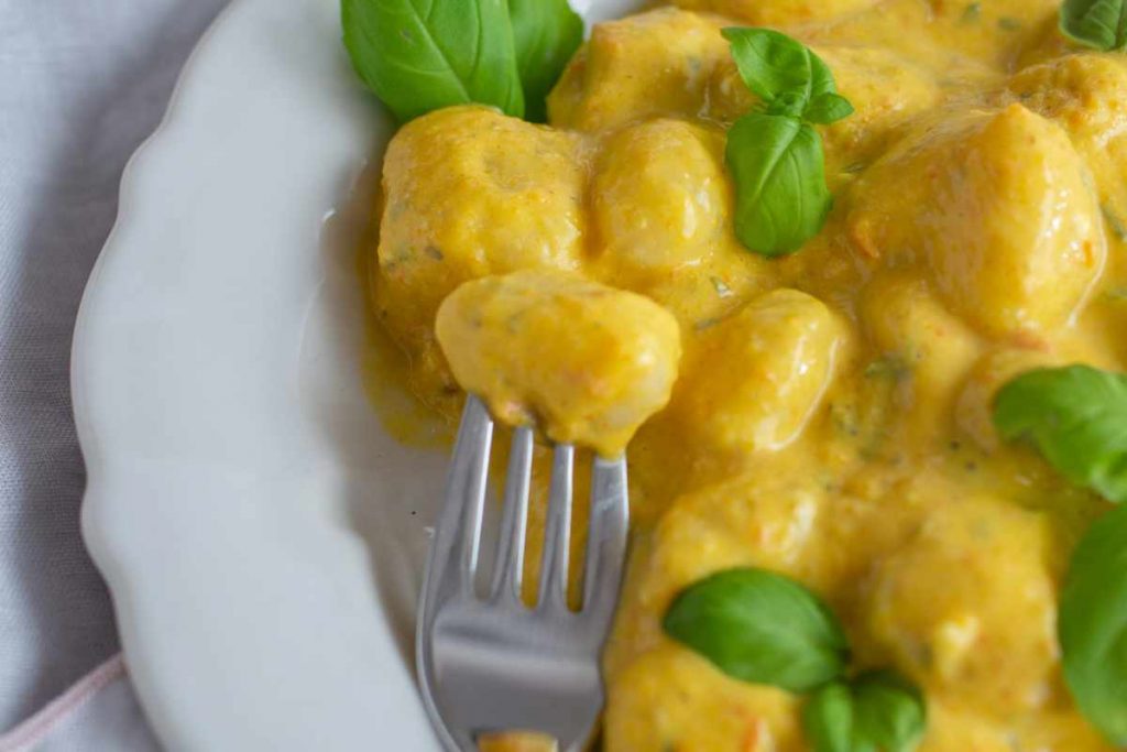 Gnocchi allo zafferano in un piatto