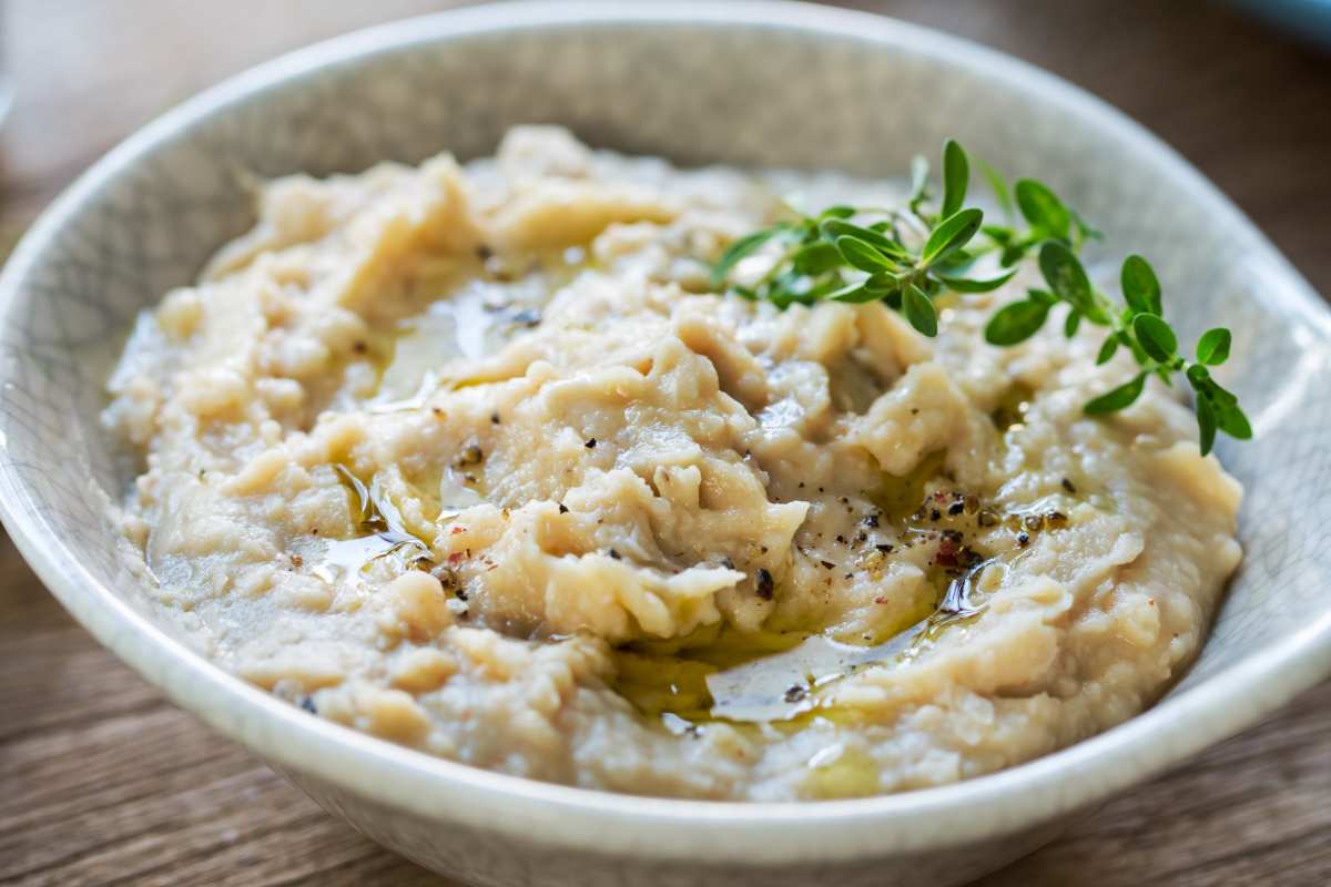 Hummus di cannellini in una ciotola