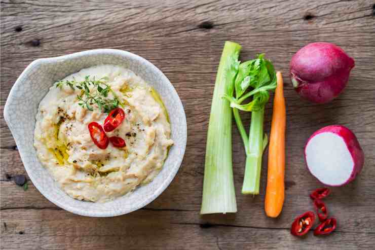Hummus di fagioli cannellini con vicino delle verdure crude